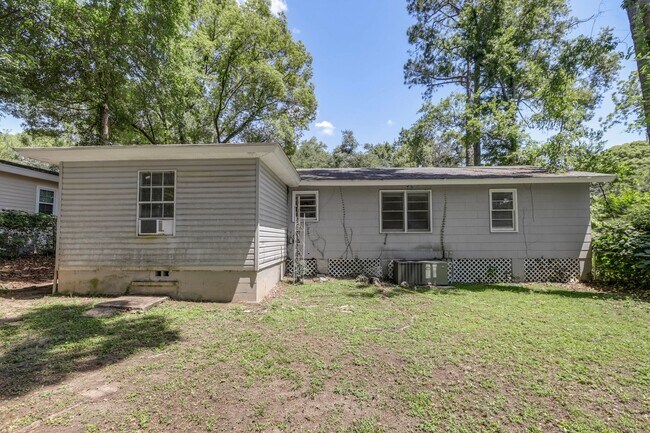 Foto del edificio - 4 bed 2 bath house, Walk to Stadium!! Available July 2026