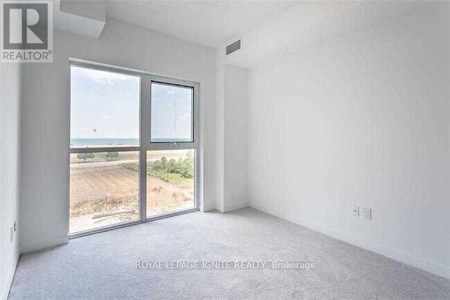 Photo du bâtiment - 550 N Service Rd