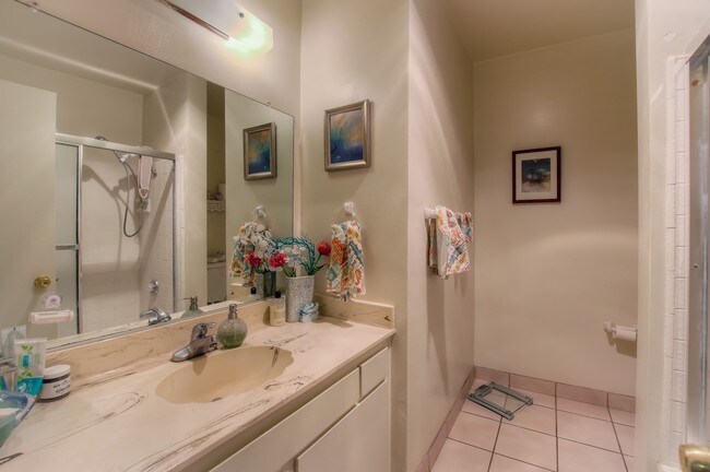 Baño de la planta superior del Apartamento n.º 3 - 2704 Ruhland Ave