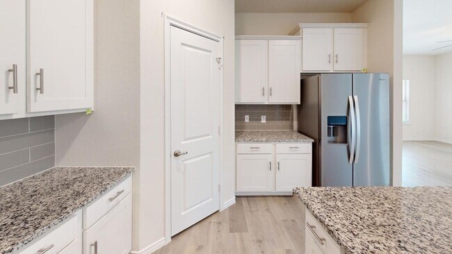 Foto del edificio - This spacious 2,683 sq. ft. two-story home features 4 bedrooms and 2 bathrooms, offering a well-d...