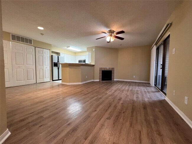 Foto del edificio - Spacious Ground Floor Unit in Quiet Locati...