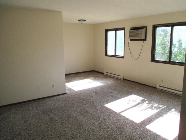 Building Photo - 196 Lakeview Dr