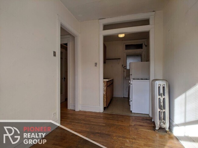 Building Photo - 516 W Cornelia Ave