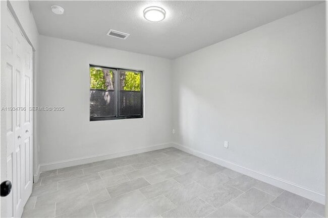 Foto del edificio - 2420 NW 6th Ct