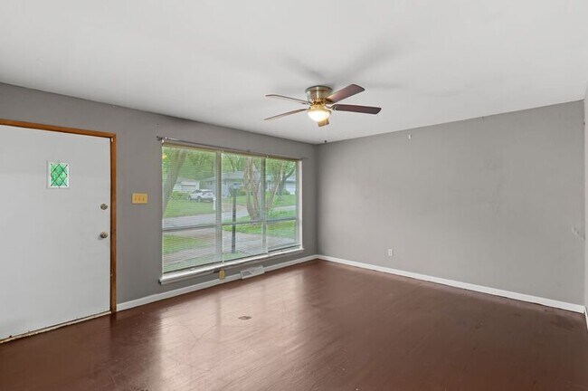 Photo - 834 Font Ln House