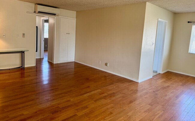 Sala de estar desde la entrada - 1115 Cordova St