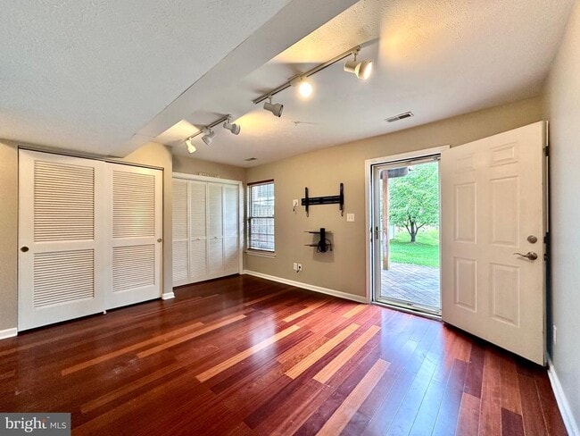 Building Photo - 2107 Mardic Dr