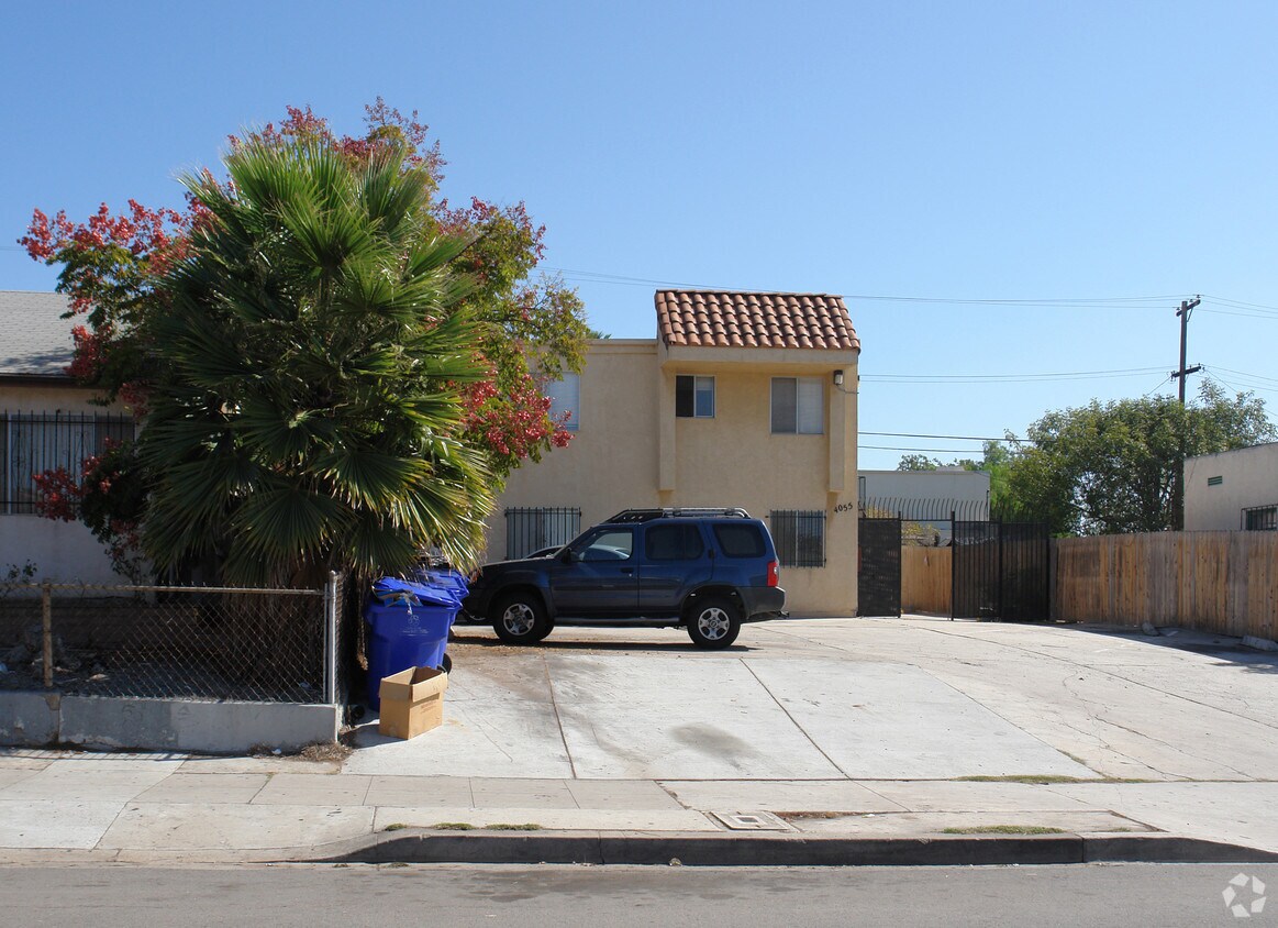 Foto del edificio - 4055 Winona Ave