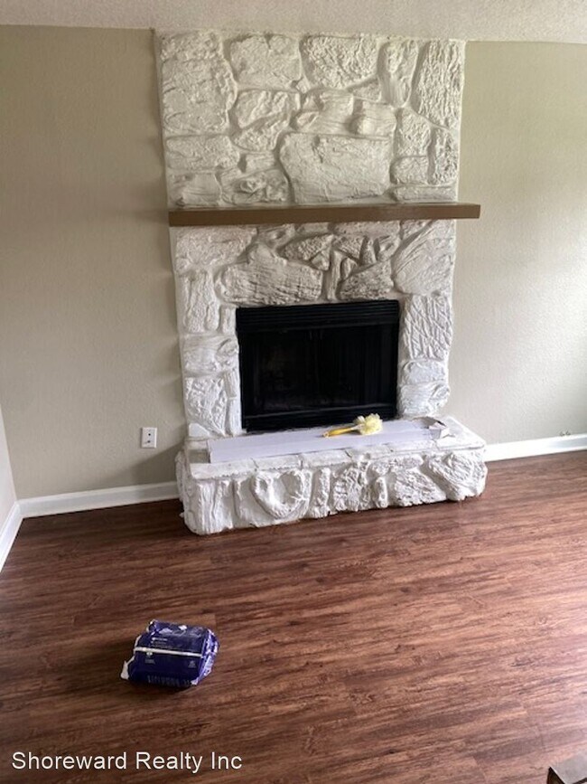 Building Photo - 2 br, 1 bath House - 1323 Solar Circle Unit C