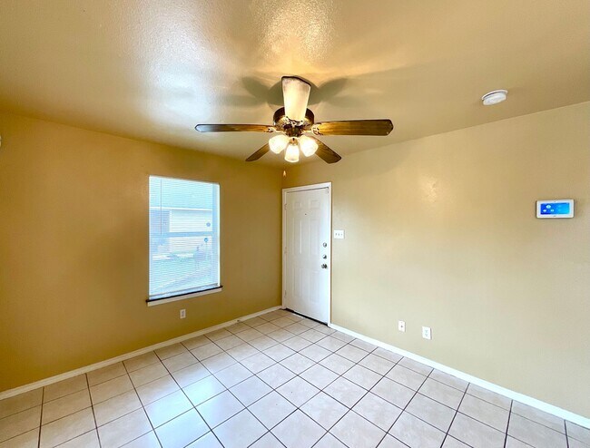 Foto del edificio - *MOVE IN SPECIAL* Convenient & Low-Maintenance Living Near St. Mary’s University!