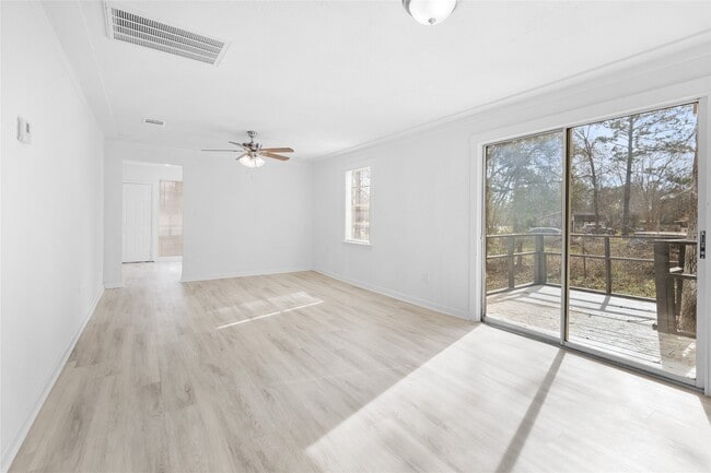 Foto del edificio - 16643 Lake Cir