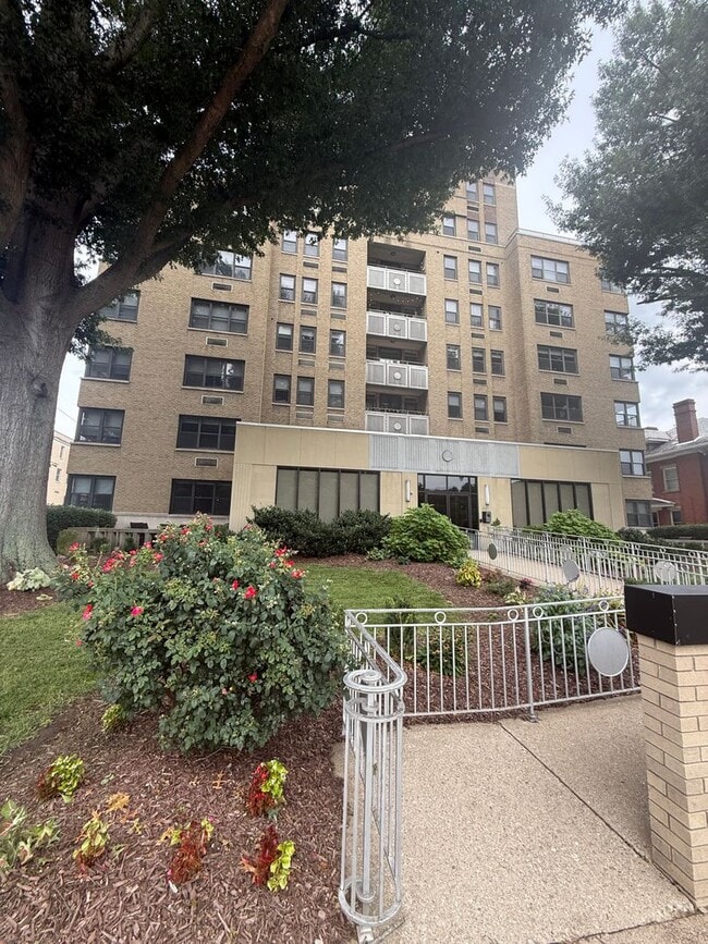 Building Photo - 1108 Kanawha Blvd E