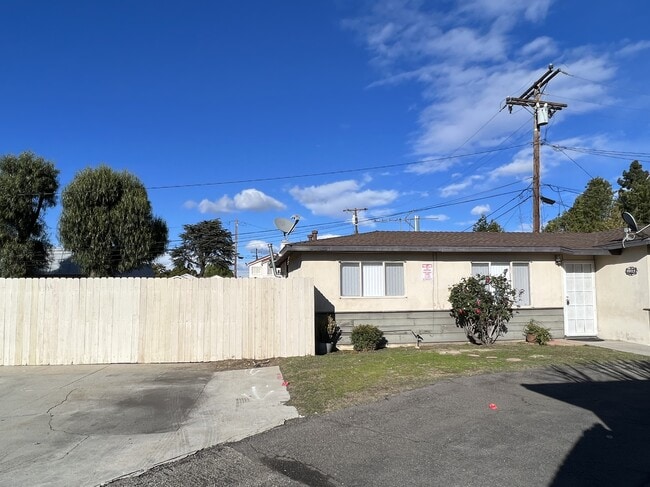 Photo - 9824 Paramount Blvd Townhome