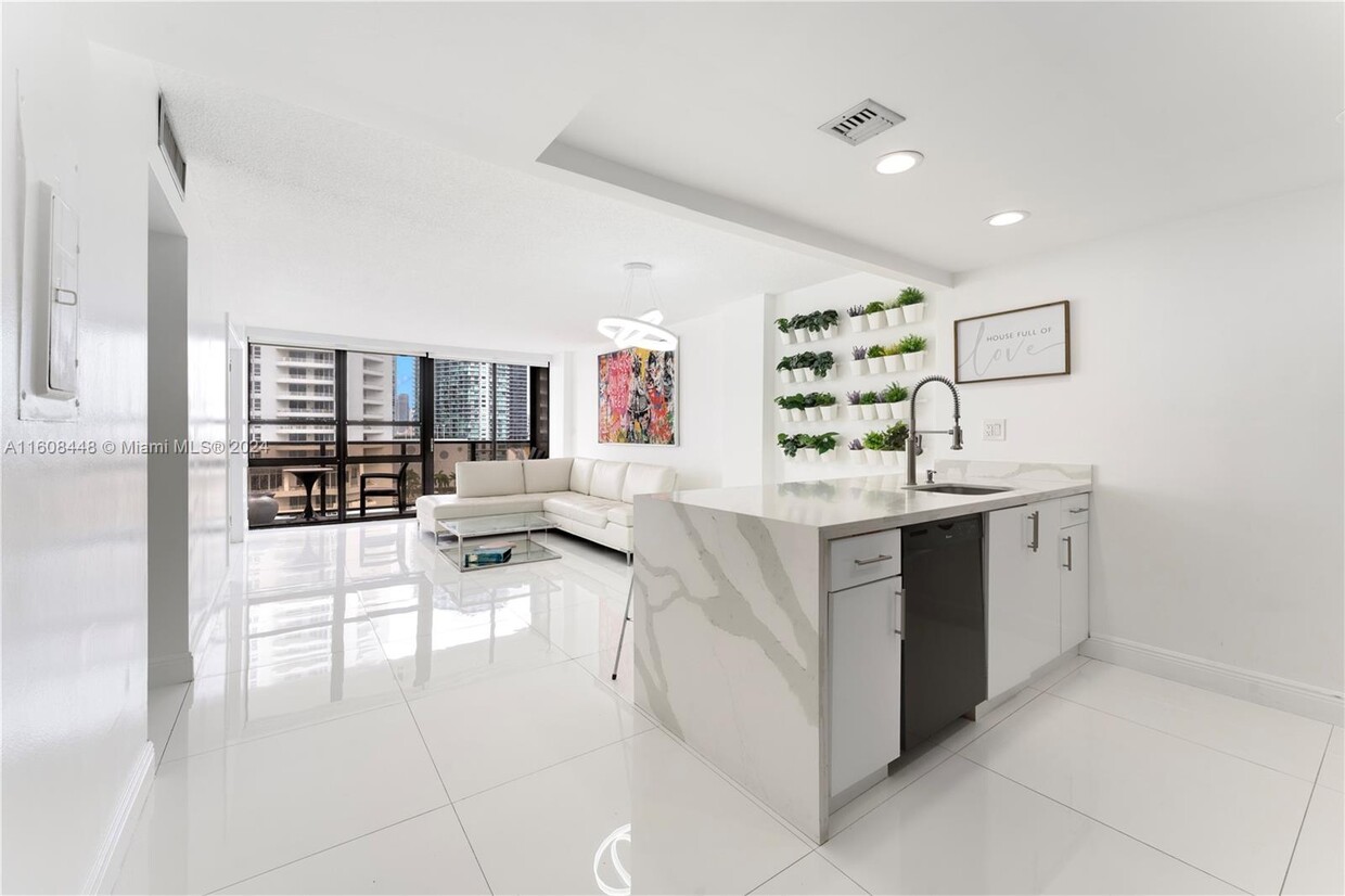 Foto principal - 600 NE 36th St