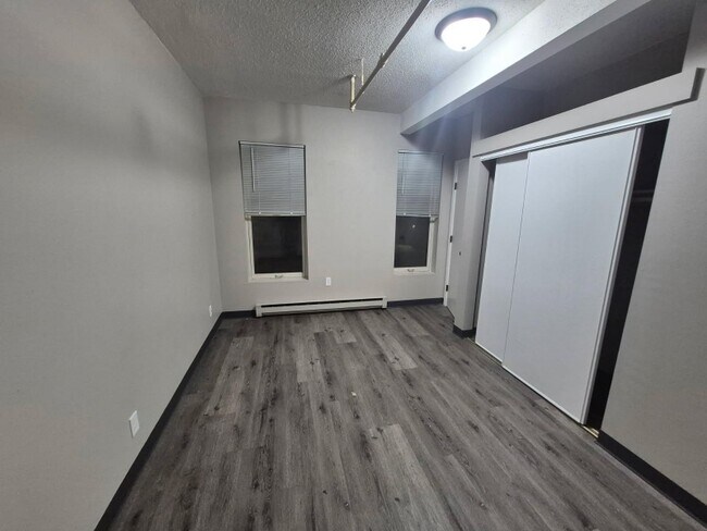 Foto del edificio - 301 N Riverfront Dr