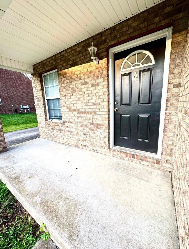 Building Photo - 586 Hampton Way