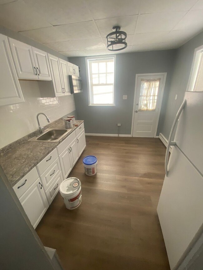 Foto del edificio - 3 Bedroom Modern Renovation in Chester, PA