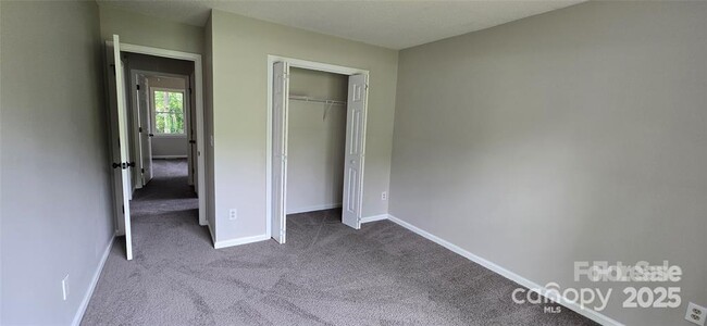 Building Photo - 413 Parallel Dr