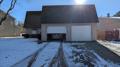 Building Photo - 857 Kerns Dr NE