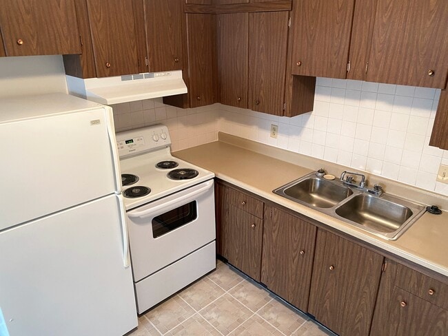 Building Photo - Wellington Square Apartments