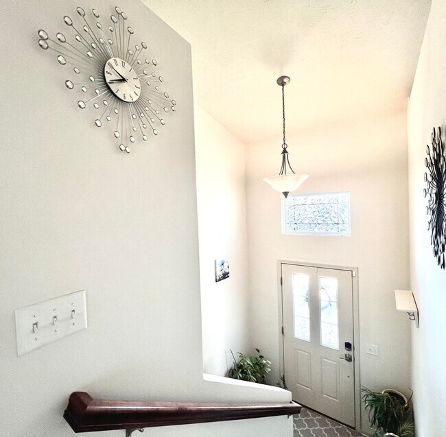 Foto del edificio - SW Home with great floorplan and private backyard one block from the Lake