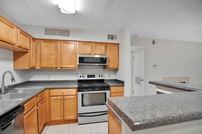 Building Photo - 305 Lakepointe Dr