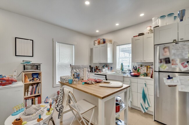 Photo - 14 Charnwood Rd (Somerville, MA) Apartment