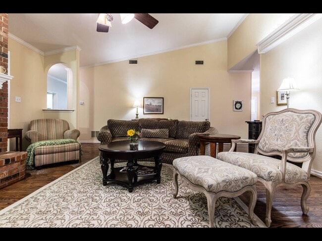 Family room - 133 Shady Dale Ln