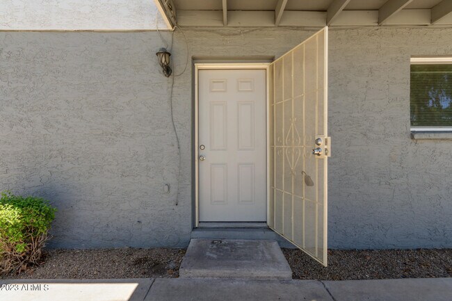 Building Photo - 2633 W Ocotillo Rd