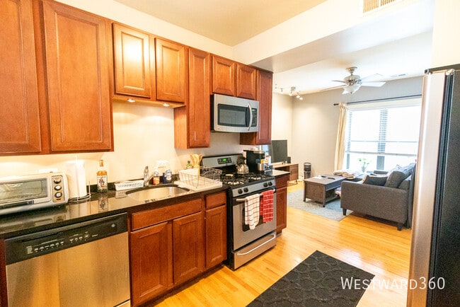 Building Photo - 907 W Cornelia-1N