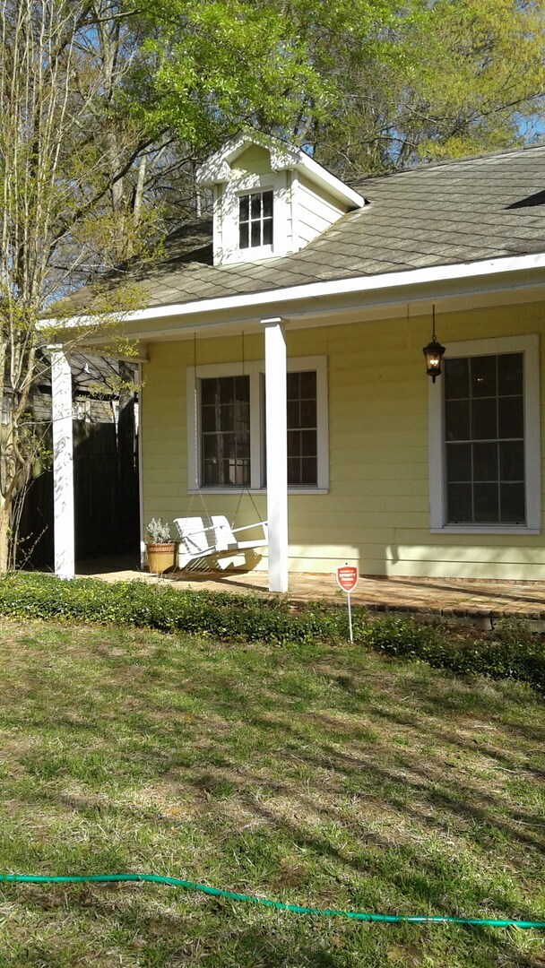Foto del edificio - *BEAUTIFUL & DESIRABLE SOUTH HIGHLAND HOME*
