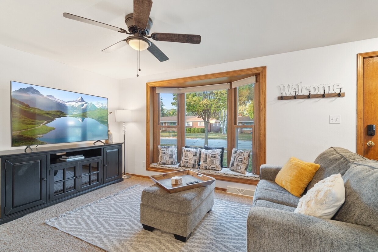 Primary Photo - 1253 Roscoe St