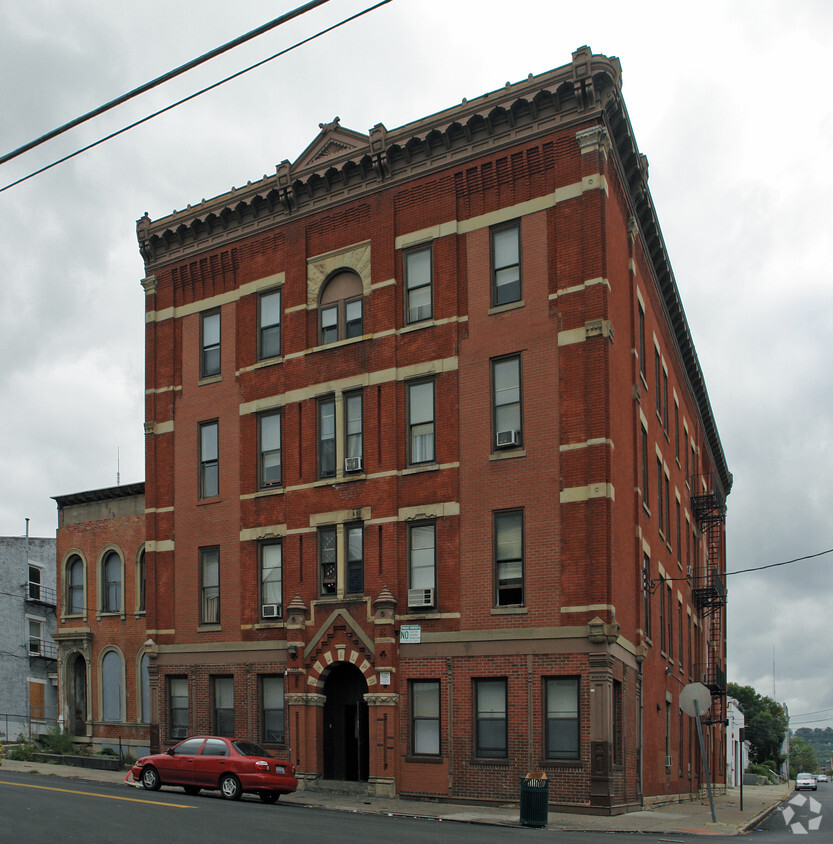 Primary Photo - 1900 Freeman Ave