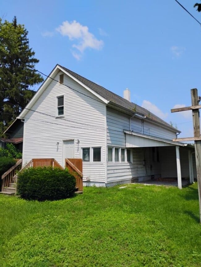 Building Photo - 3 Bedroom 1 Bath - Amazing Location