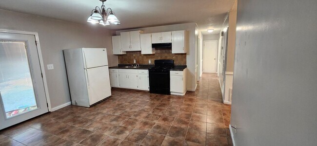 Building Photo - 3 Bedroom Home in Columbus