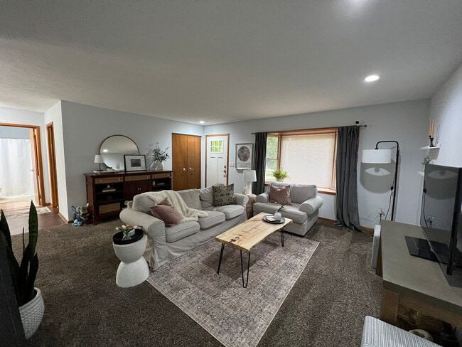Building Photo - 612 Acorn Pl