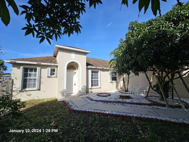 Building Photo - Beautiful 4 Bedroom, 2 Bathroom single-fam...
