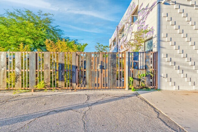 Foto del edificio - BEAUTIFUL 3 BEDROOM IN THE ARTS DISTRICT