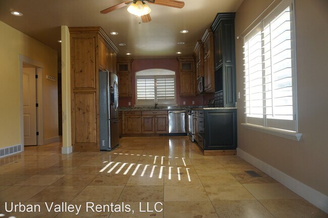 Building Photo - 4 br, 2.5 bath House - 222 E. Belle Glenn Cir