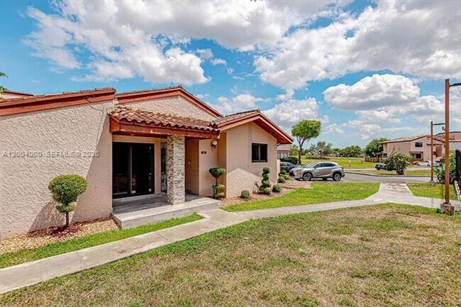 Foto del edificio - 740 NW 105th Pl