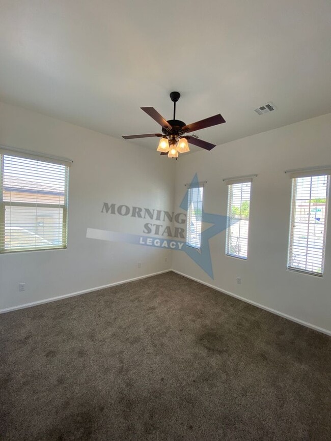 Building Photo - Stunning 4 bedroom, 2.5 bath house - 3 car...