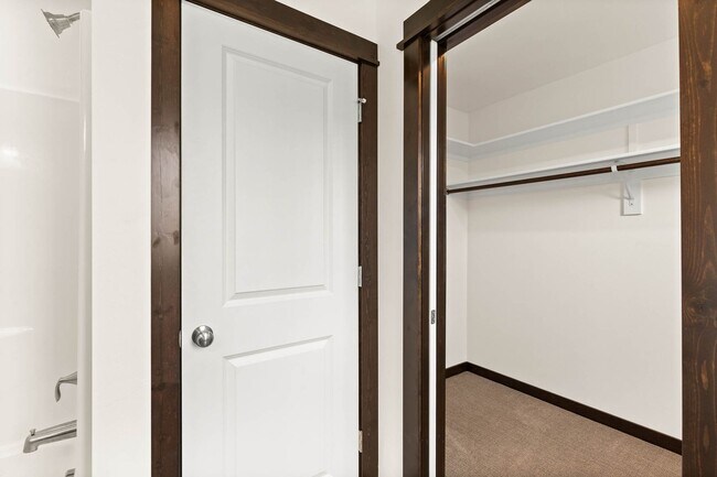 Foto del edificio - 2-Story Urban Triplex at a modern community featuring 3 Bedrooms 3 Bathrooms