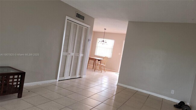 Foto del edificio - 4731 NW 10th Ct