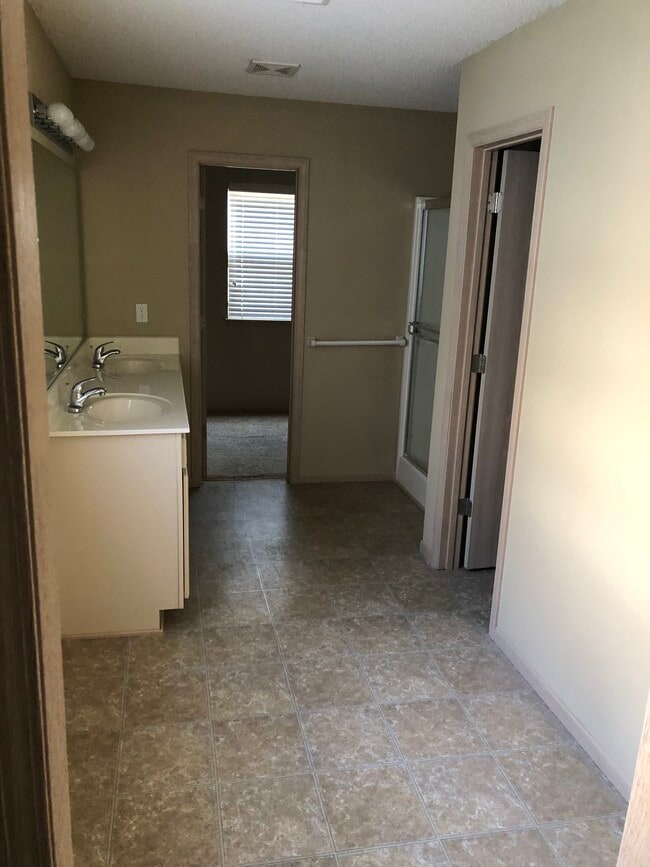 Building Photo - 2013 Hickoryleaf Ln