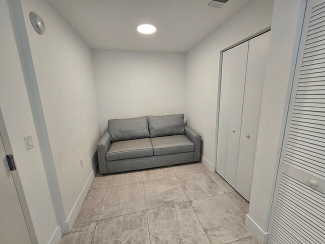 Building Photo - 190 SW 8th St