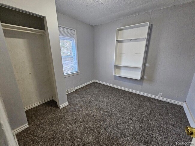 Foto del edificio - 6828 Meadow Ave