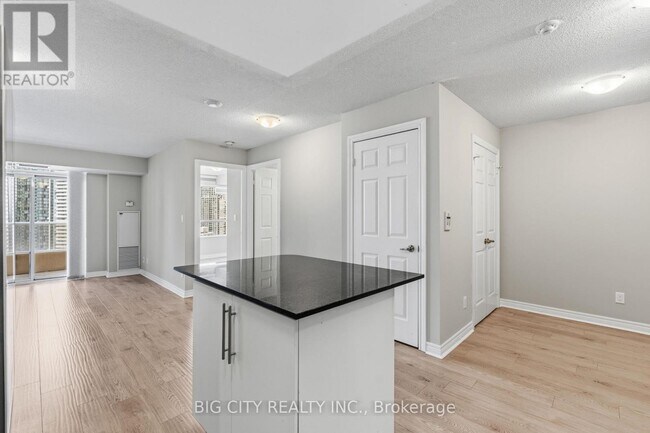 Photo du bâtiment - 310 Burnhamthorpe Rd W