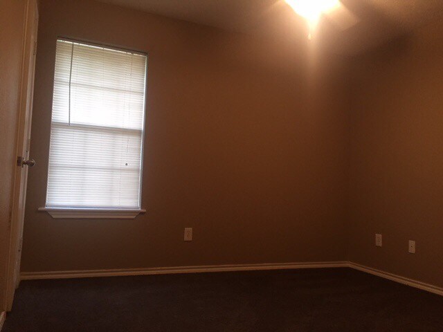 Foto del edificio - 100-102 Elm Creek Dr