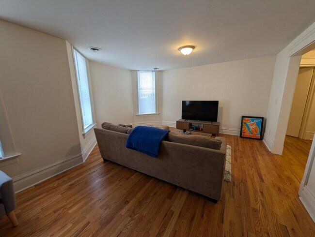 Foto del edificio - Wicker Park 2 BR, Prime Location, Fully Renovated