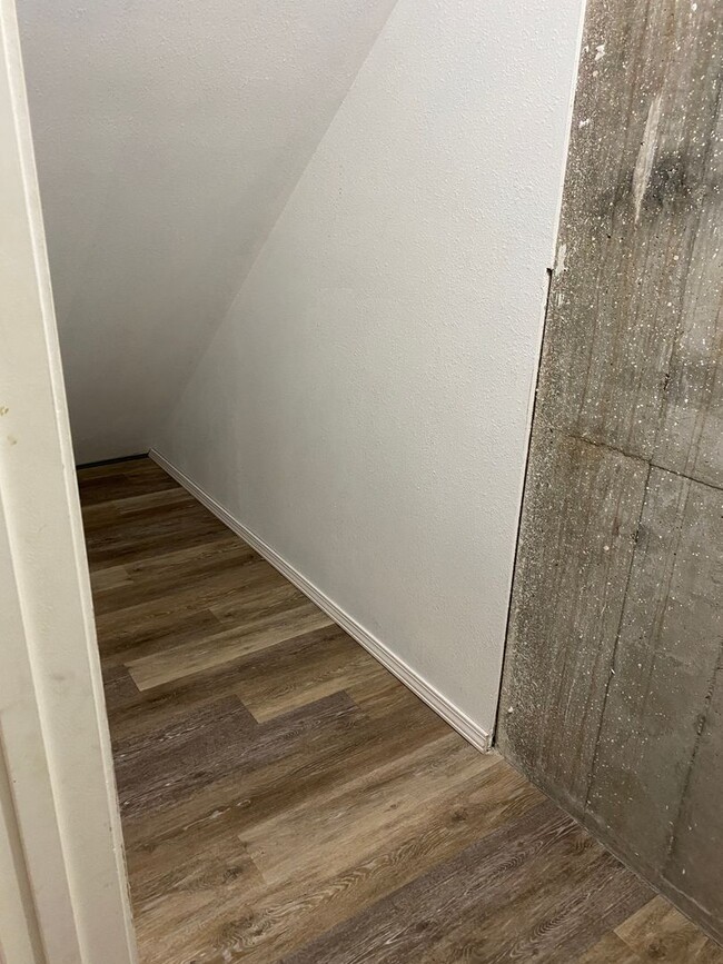 Building Photo - 5 Bedroom/3 bathroom house